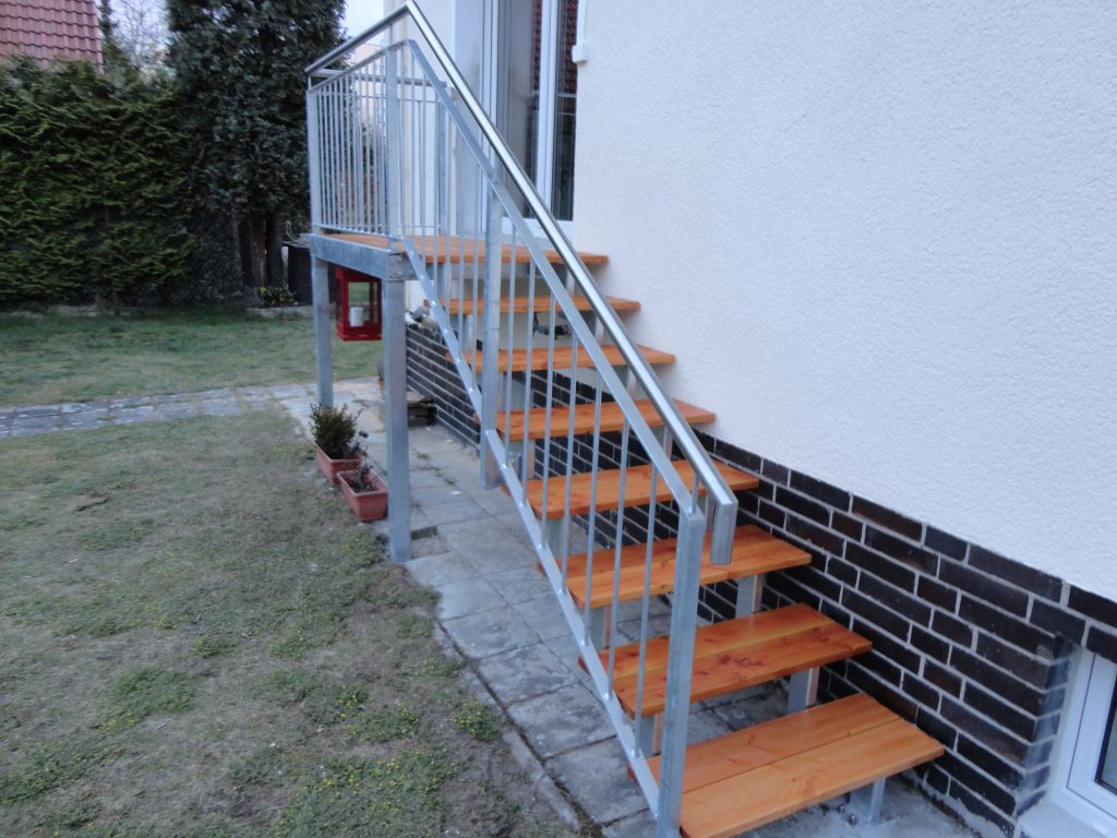 Treppe Stahtreppe feuerverzinkt mit Holzbelag